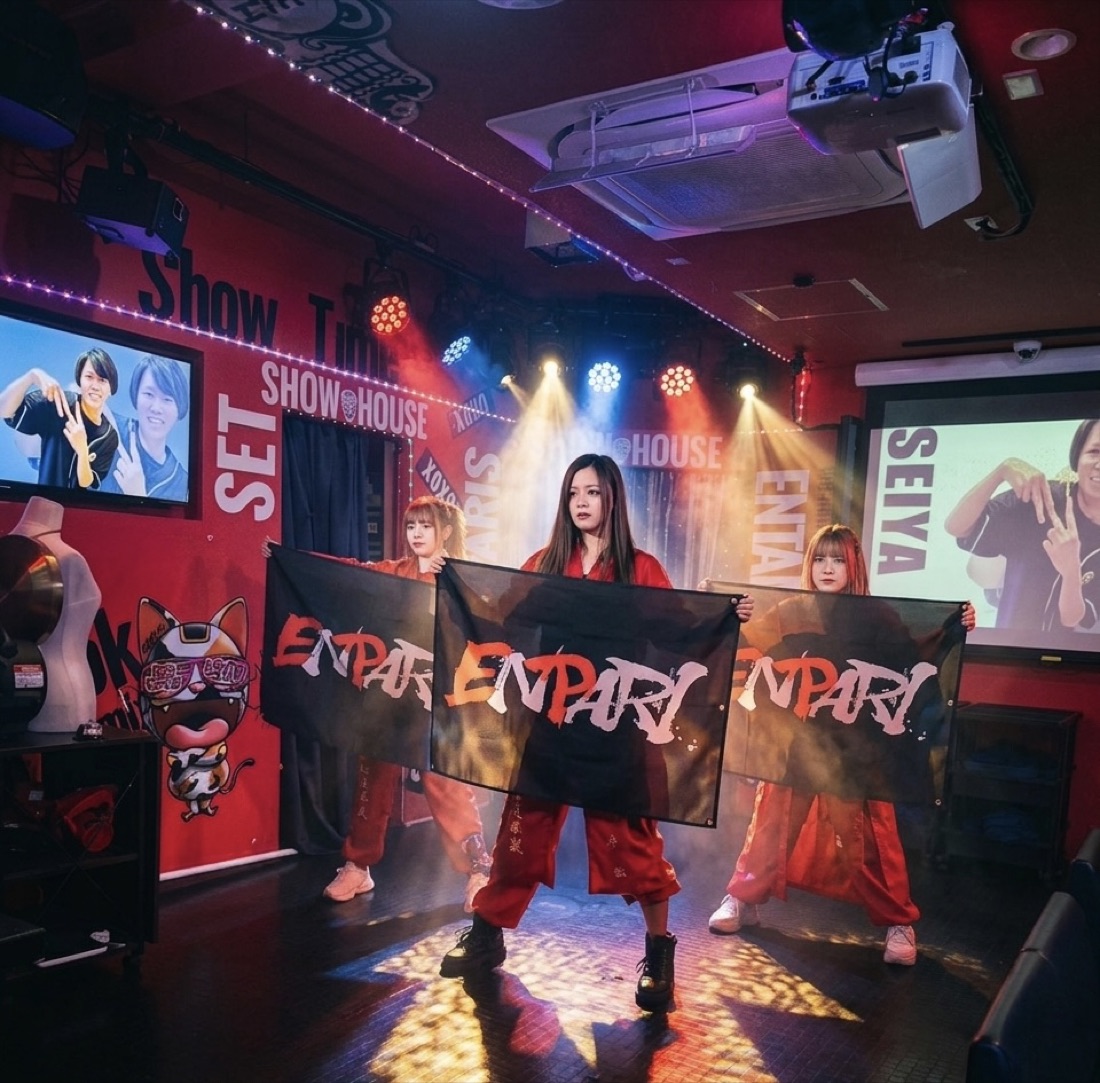 ENPARIの旗を掲げてパフォーマンスするスタッフ